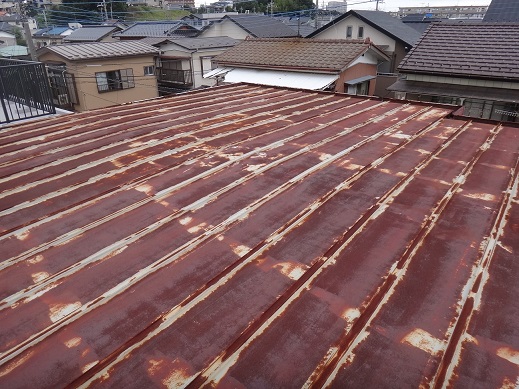 金属屋根に錆が広がっている